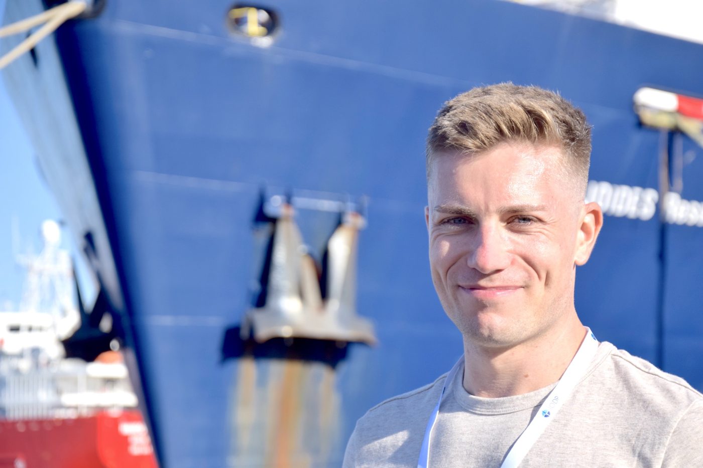 Jannik Martens in front of the JOIDES Resolution